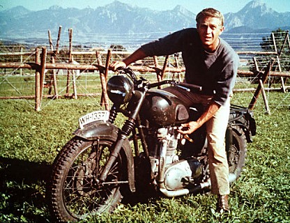 1963년 영화 <대탈주(The Great Escape)>에서 끊임없이 탈출하고 잡혀오는 '쿨러 킹' 힐츠(스티브 맥퀸)의 오토바이 타는 모습이 인상적이다.