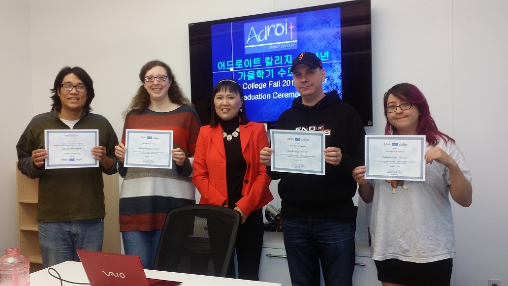 미국 게임회사 직원들이 한 학기 한국어 수업을 마치고 수료증을 들고 기념촬영하고 있다.