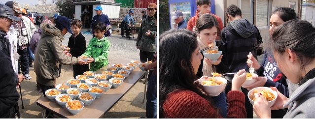            학생들과 노숙자들은 밥 위에 김치찌개를 얹어서 먹었습니다. 