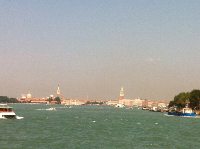 저 멀리 목적지 베네치아 시내가 보인다.