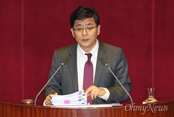 박원석 전 정의당 의원. 사진은 2016년 2월 24일 박 의원이 국회 본회의에서 직권상정된 테러방지법 처리를 막기 위해 무제한토론(필리버스터)을 진행하고 있는 모습. 