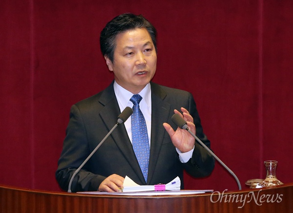홍종학 더불어민주당 의원이 지난 2016년 2월 28일 국회에서 테러방지법 저지를 위한 무제한 토론(필리버스터)을 하고 있다. 