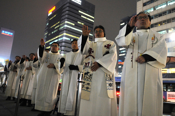 광화문광장 천주교 시국미사에 참례한 사제들의 신자들을 위해 다 함께 축복기도를 하고 있다. 
