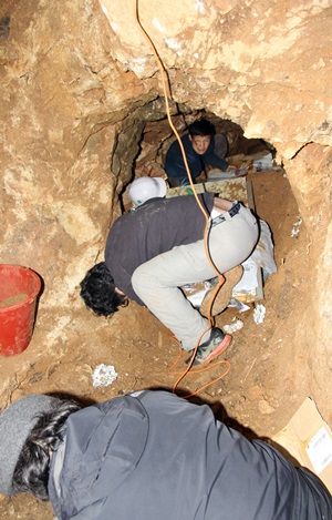 유해발굴 4일 째인 28일 오후,  홍성 광천 폐금광 동굴 안에서 유해발굴단이 쌓인 흙과 돌을 파내고 있다. 이날 동굴안쪽에서도 일부 유해가 확인됐다.
