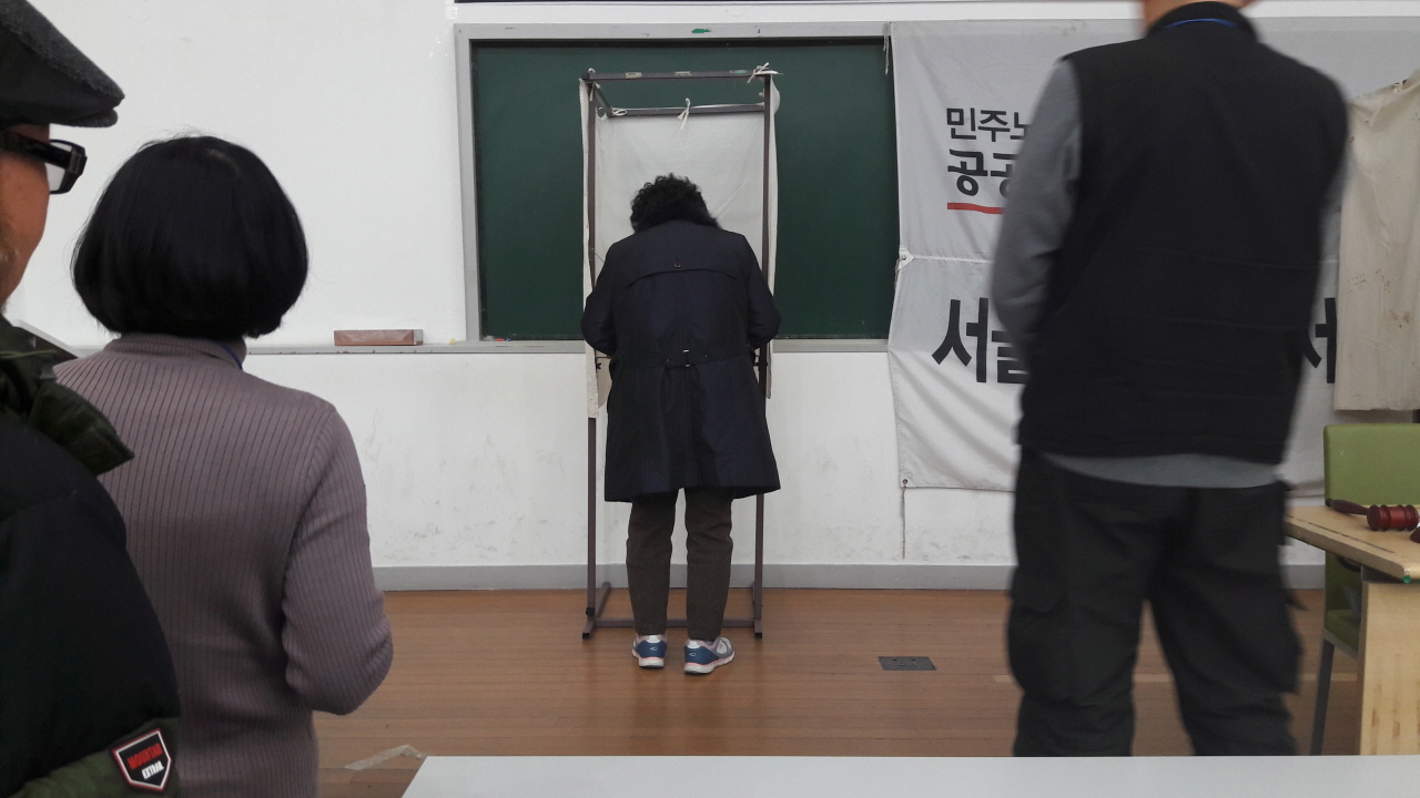 전국민주노동조합총연맹 전국공공운수노동조합 서울경인공공서비스지부(공공운수노조 서경지부) 정기 대의원대회에서 간선임원(부지부장, 회계감사) 선출을 위한 선거가 진행되고 있다. 대의원들이 투표를 하고 있다.
