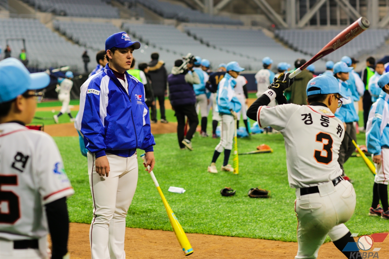 거번 배트 노란 거번 배트가 아이들과 함께 호흡하고 있다.