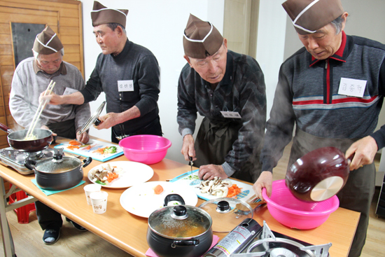 삽교보성진료소에서 열린 요리교실에 참여한 어르신들이 콩나물무침에 도전하고 있다.
