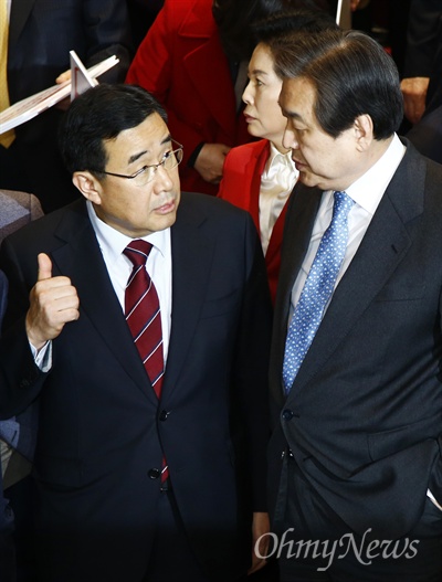 새누리당 김무성 대표(오른쪽)와 김정훈 정책위의장