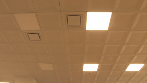 천장에 달린 환풍기. 사진으로 보이는 것들 말고도 천장 다른 쪽에 띄엄띄엄 달려 있다. (사진 : 칼라TV)