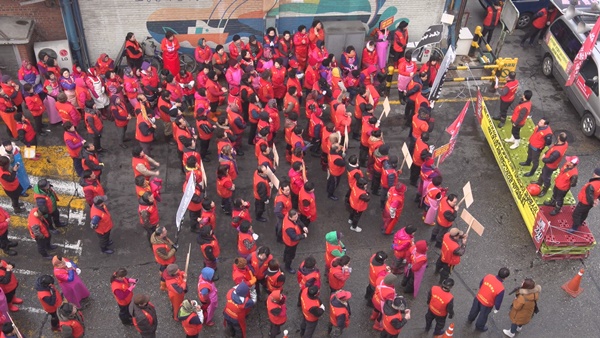 상인들이 모여 수산시장 현대화 반대집회를 열고 있다. (사진 : 칼라TV)