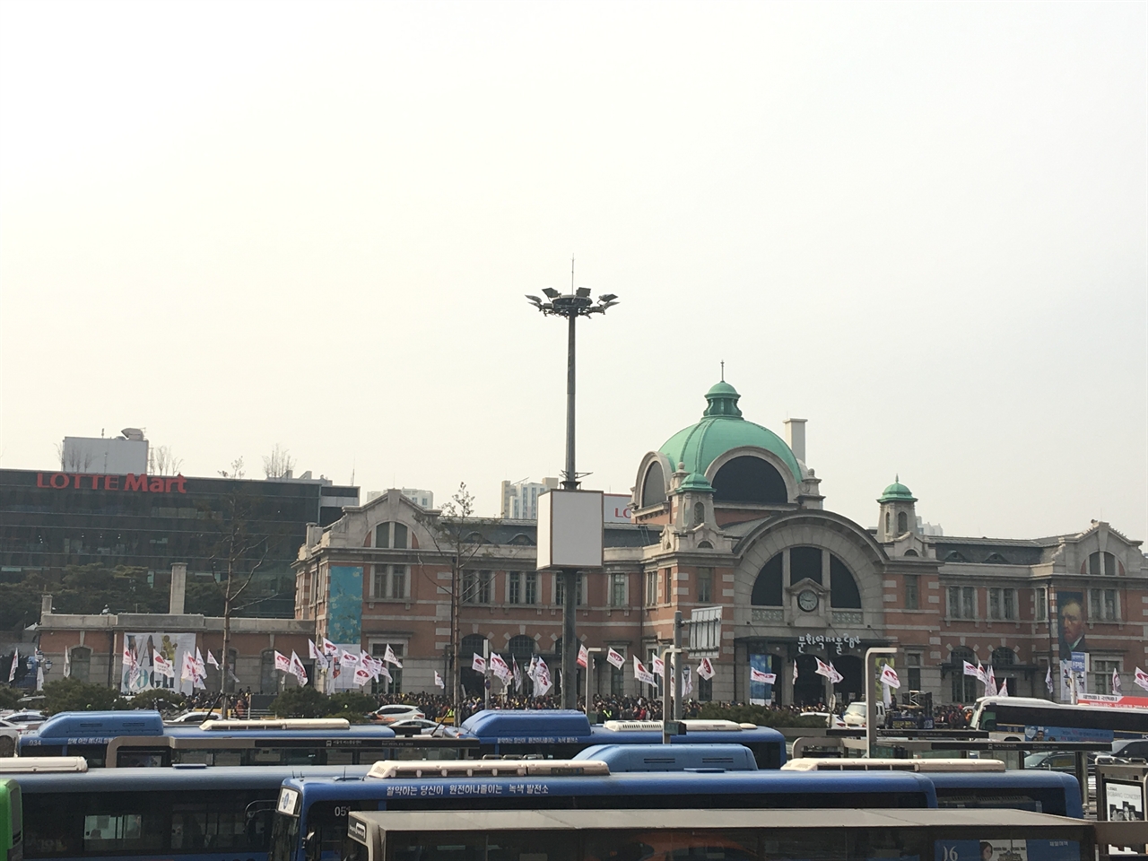 도보순례단이 서울역 광장을 지날 때 공무원노조는 사전집회를 갖고 있었다. 이후 시청광장으로 합류했다. 