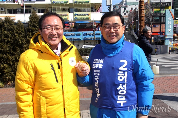  '창원성산' 국회의원선거에 출마한 더불어민주당 허성무 예비후보와 정의당 노회찬 예비후보가 1일 상남분수광장에서 만나 인사를 나누고 있다.