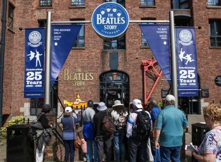  영국 리버풀에 있는 비틀즈박물관인 '비틀즈 스토리'에 관람객들이 줄을 서 있다. '비틀즈스토리'측에서는 조만간 한국어판 홈페이지를 개설할 예정이다. 
