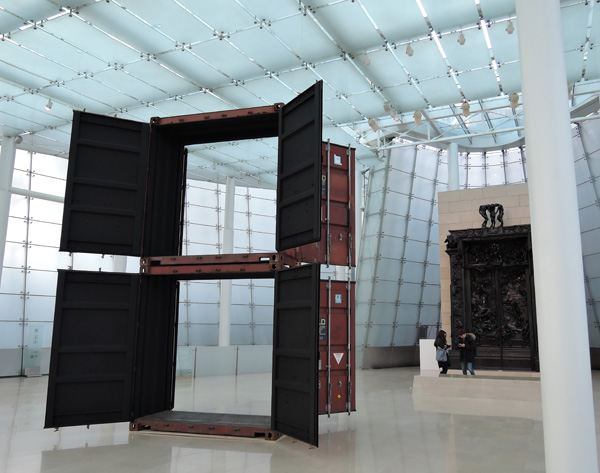 임민욱 I '시민의 문(The gates of citizen)' disassembled shipping containers sound 517×410×288cm 2015. 뒤로 굳게 닫힌 로댕의 '지옥의 문'과 대조를 이룬다