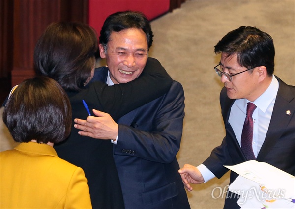 정진후 껴안은 심상정 정진후 정의당 원내대표가 2일 오전 국회 본회의장에서 테러방지법을 저지하기 위한 무제한 토론(필리버스터)을 마치자 심상정 대표 등 동료의원들이 포옹하며 격려하고 있다. 