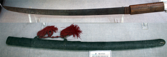 유세온(사진, 위), 손인갑 장군이 당시 사용했던 칼