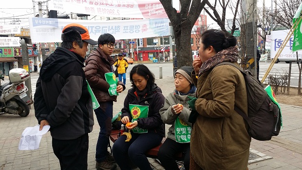 이번 제7차 탈핵희망 국토 도보순례의 주인공들 왼쪽부터 성원기교수, 엄준섭군, 김혜인학생, 이정신씨 등이다.