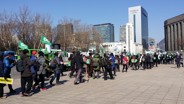 서울시청 앞을 지나 광화문으로 향하고 있는 탈핵희망 도보 순례 행렬 300여 명