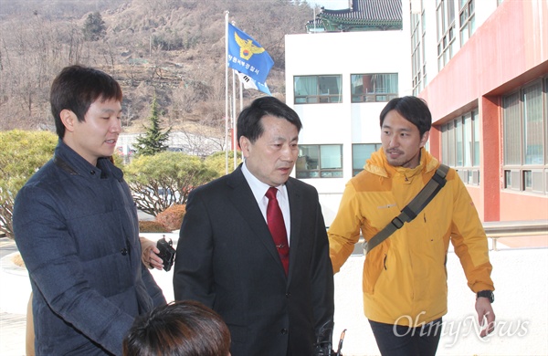  홍준표 경남지사의 최측근인 박재기 경남개발공사 사장이 경남도교육감 주민소환 허위서명 사건과 관련해 피의자 신분으로 조사를 받기 위해 2일 오전 창원서부경찰서에 출석하고 있다.