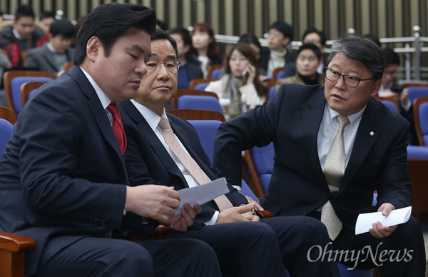 이야기 나누는 원유철-조원진 더불어민주당이 이종걸 원내대표의 발언을 끝으로 무제한 토론(필리버스터) 종결한다고 밝힌 가운데, 지난 2일 오전 서울 여의도 국회에서 열린 새누리당 의원총회에 원유철 원내대표와 조원진 원내수석부대표가 참석해 이야기를 나누고 있다.