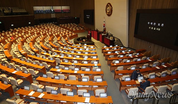  이종걸 더불어민주당 원내대표가 2일 오전 국회 본회의장에서 테러방지법을 저지하기 위한 무제한 토론(필리버스터)을 하고 있다.