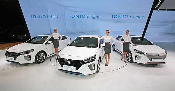 현대자동차가 지난 1일(현지시각) 스위스 제네바 팔렉스포(Geneva Palexpo)에서 열린 ‘2016 제네바 국제 모터쇼에서 지난 1월 국내에서 출시한 아이오닉 하이브리드(HEV) 모델에 이어 플러그인 하이브리드(PHEV)와 전기차(EV) 모델을 세계 최초로 공개했다. 아이오닉은 현대차의 친환경 모델이다.
