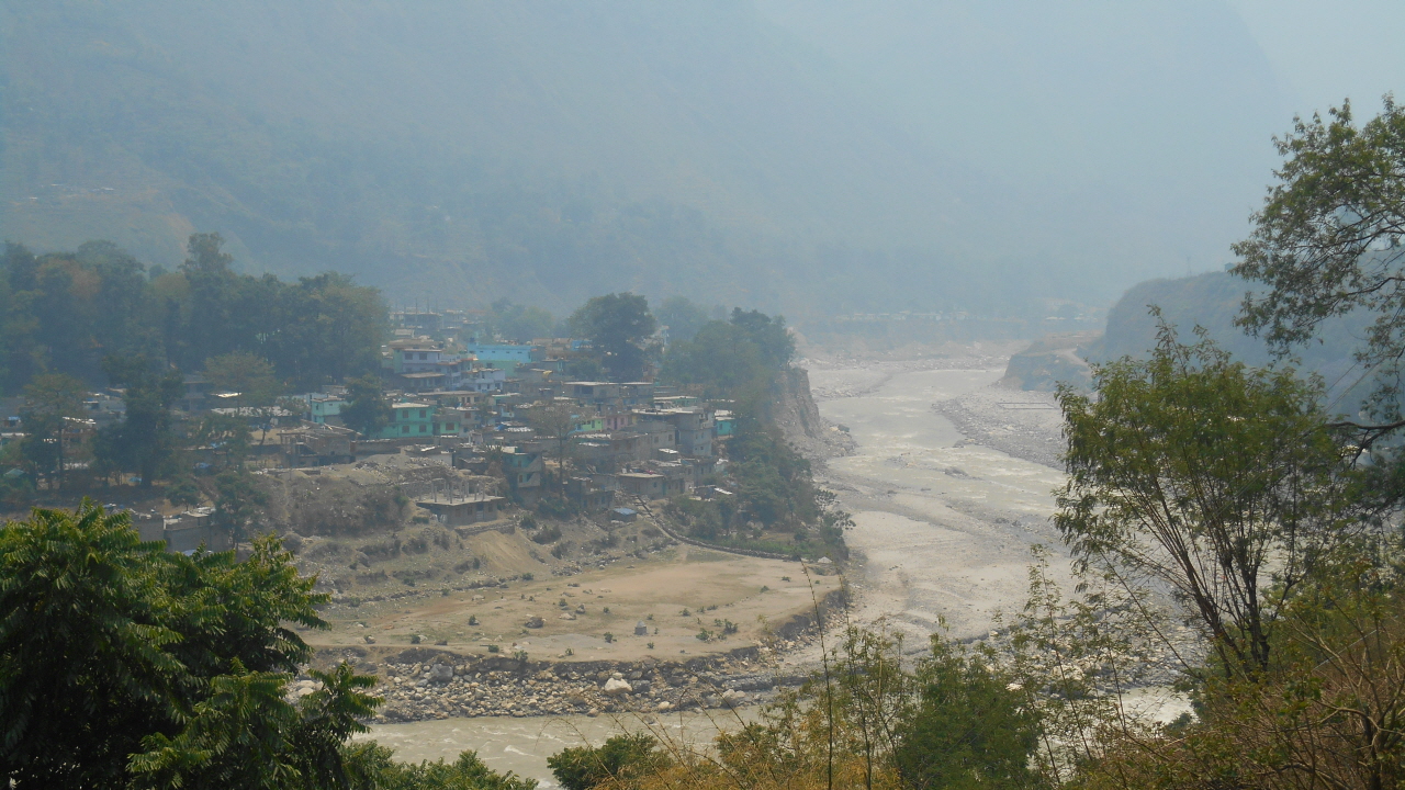 히말라야 설산에서 내려온 갈리강 줄기. 인도와 네팔의 국경선을 이루고 있다.