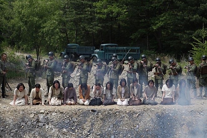 총살 당하는 소녀들 일본군이 소각명령에 따라 위안부 소녀들을 총살하려는 장면