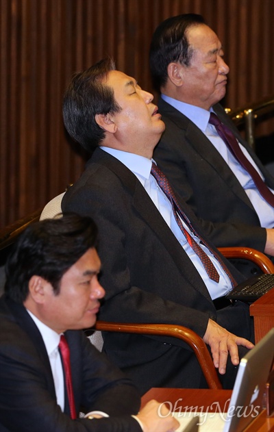 2일 국회 본회의에서 테러방지법 처리를 앞두고 여야 의원들의 찬반 토론이 이어지자 새누리당 김무성 대표가 피곤한 듯 졸음을 참지 못하고 있다. 