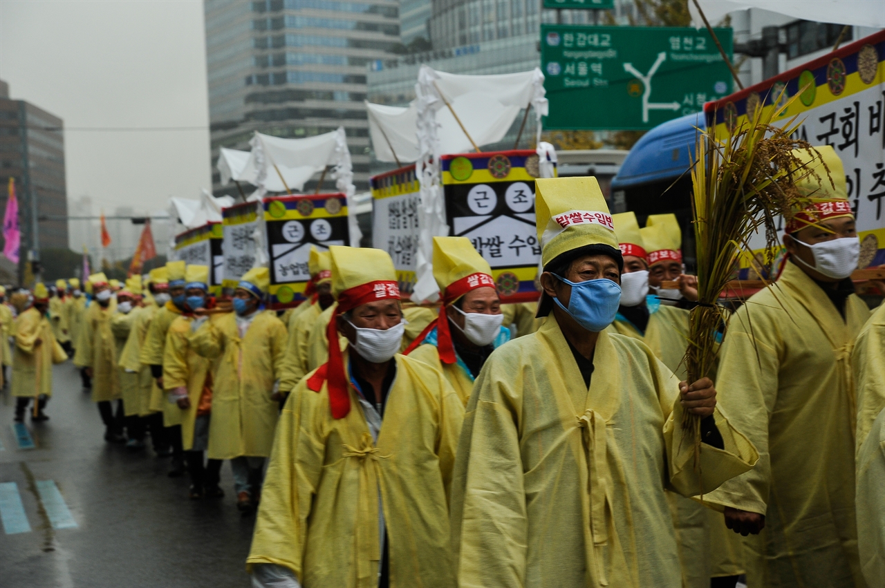 2015년 11월 14일 민중총궐기 당시 농민들이 '밥쌀 수입 반대' 등의 구호가 적힌 상여를 짊어지고 행진하고 있다.