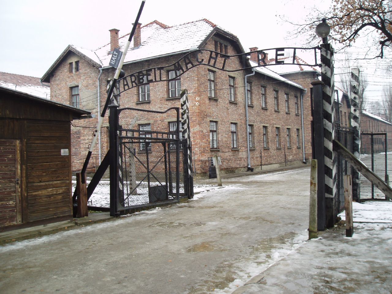아우슈비츠 수용소의 정문. 체르노빌과 더불어 가장 유명한 다크 투어리즘 유적지이다.