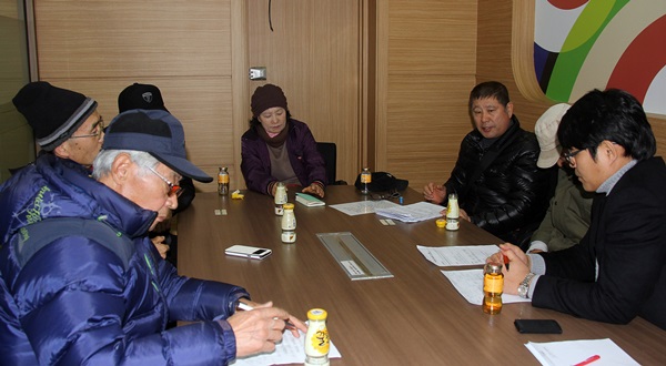 3일 충남 서천군 판교면 심동리마을 주민대표단이 대전정부청사에 있는 산림청 직원들과 마주 앉았다