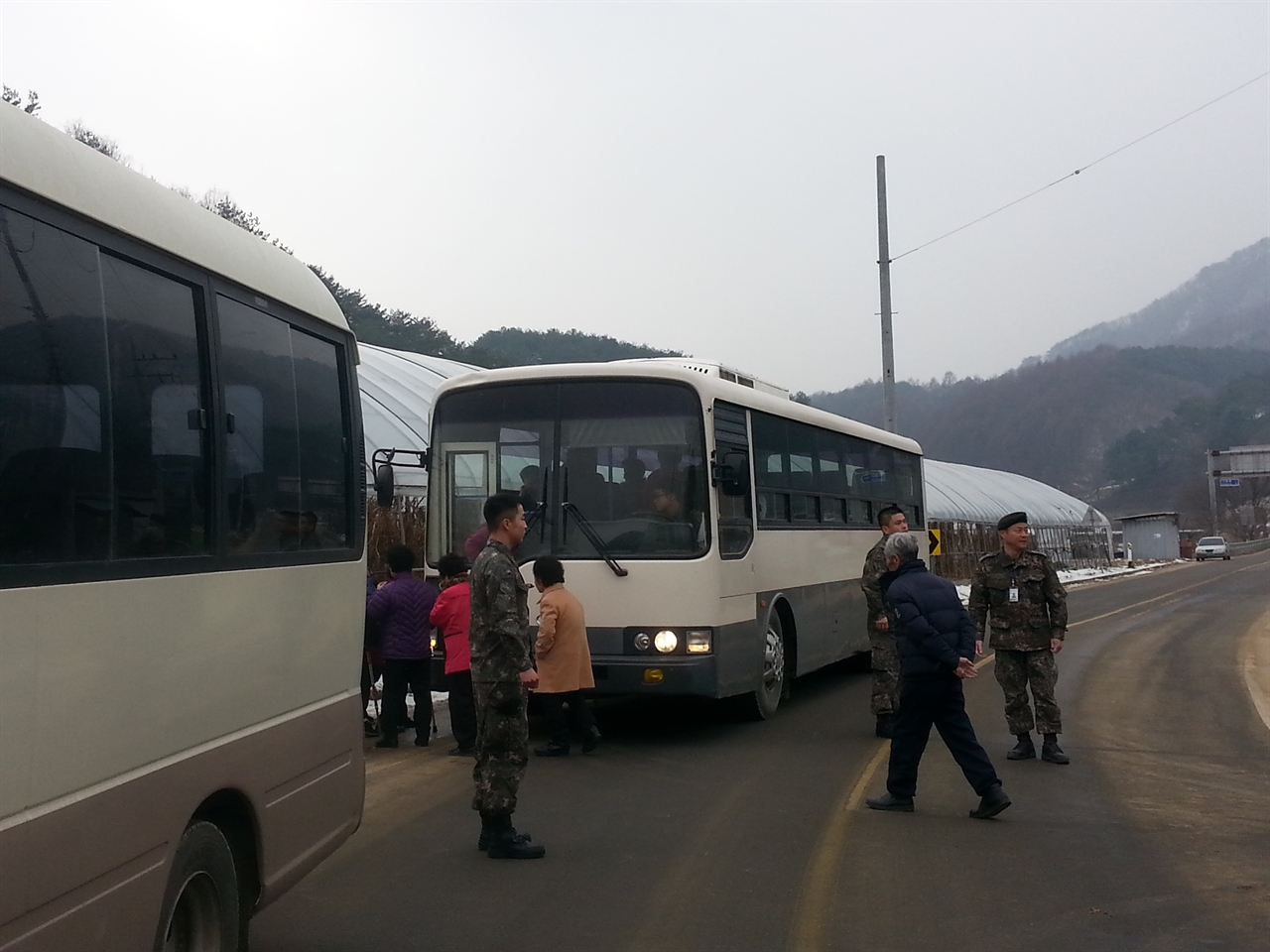 군부대에선 마을 어르신들을 위해 버스 2대를 지원했다.