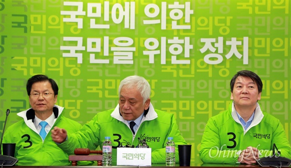 국민의당 안철수·천정배 공동대표와 김한길 상임선대위원장이 4일 오전 서울 여의도 당사에서 열린 선대위 회의에 참석하고 있다.