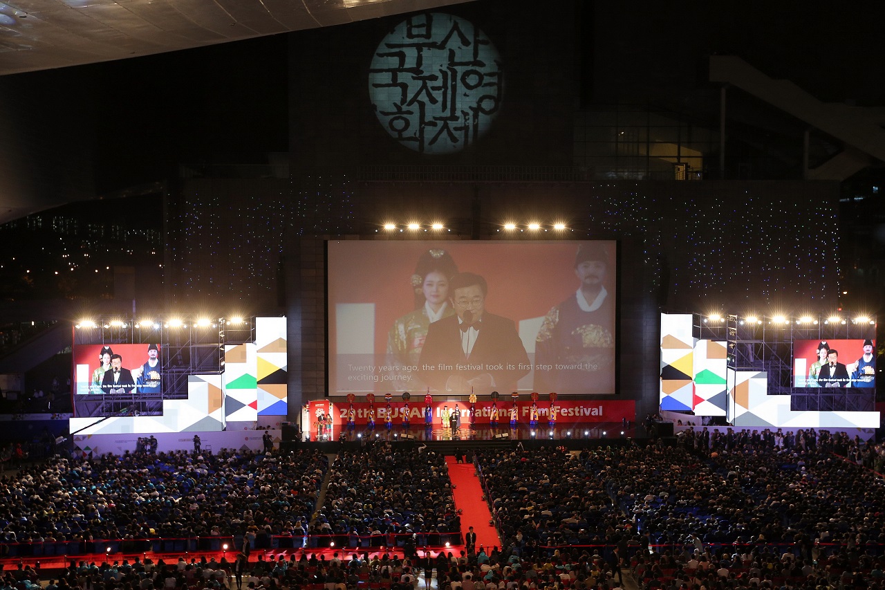  2015년 20회 부산국제영화제 개막식에서 개막선언을 하는 서병수 시장