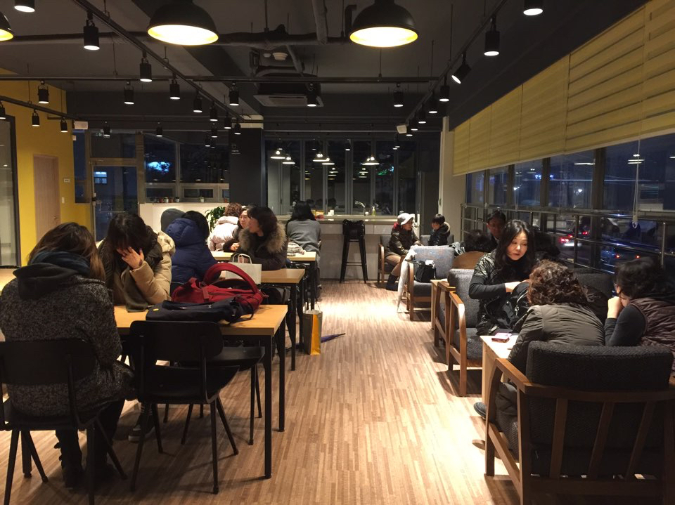 서울 방학3동 주민센터 '활력소'는 야간에 주민들을 위한 라운지로 변신한다.