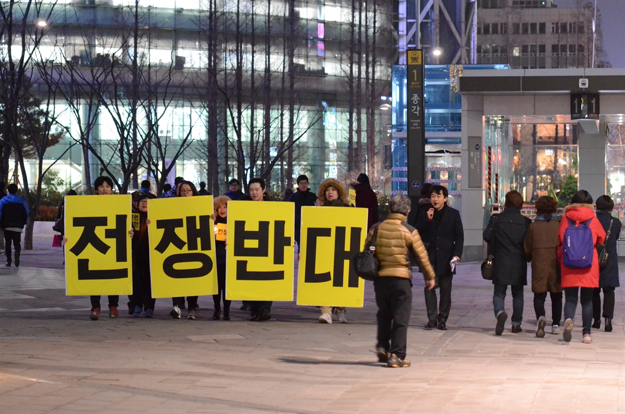  평화통일시민행동, 서울 평화와 통일을 여는 사람들이 주최한 ‘촛불행진’ 참가자들이 3월 2일 저녁 종로 거리를 행진하고 있다.
