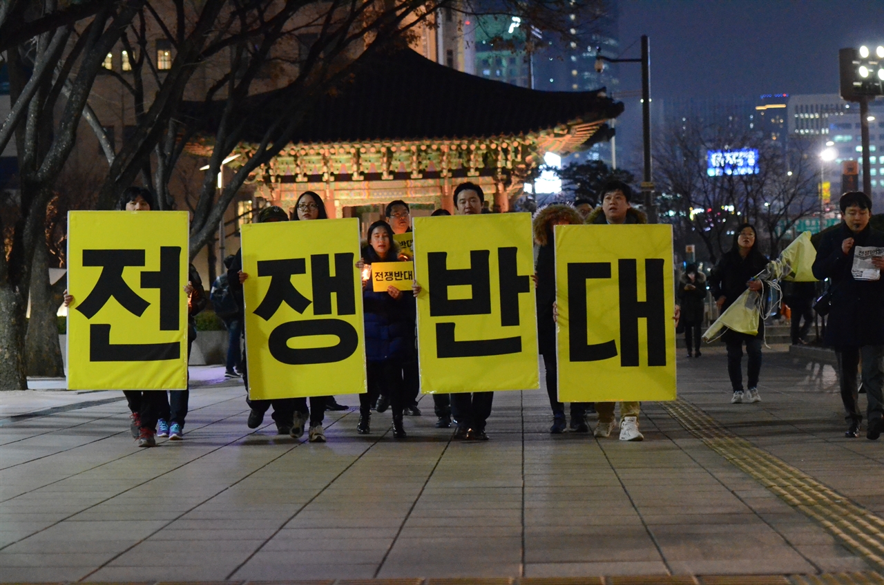  ‘촛불행진’ 참가자들이 광화문 교보빌딩 앞을 행진하고 있다.
