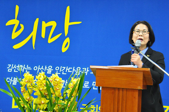 김선화 예비후보는 현재 절망에 빠진 국민들과 함께 ‘희망’을 이야기 할 때라고 말했다. 국회의원 선거사무소 개소식 장면.