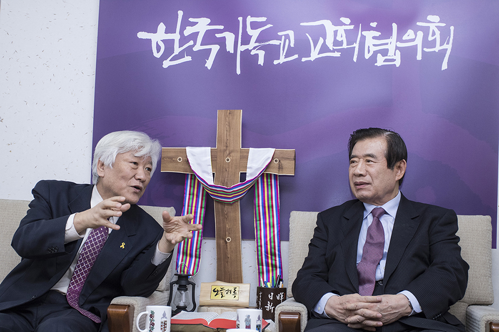 한광옥 국민대통합위원회 위원장(오른쪽)은 4일 한국기독교교회협의회(NCCK)를 예방했다. 김영주 NCCK총무는 한 위원장에게 소통 부재에 대한 아쉬움을 드러냈다. 