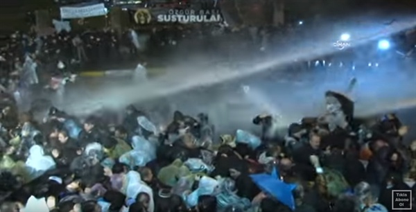 터키 경찰이 최루탄과 물대포로 시위를 진압하는 현장. 