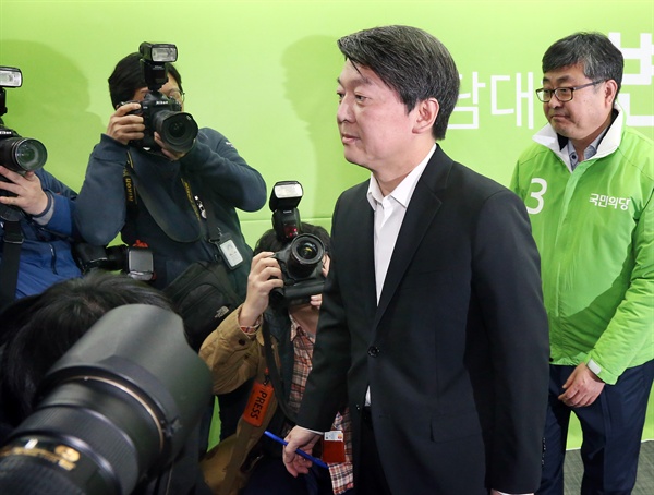  국민의당 안철수 공동대표가 6일 오전 마포 당사에서 야권 연대 관련 기자회견을 마친 뒤 밖으로 이동하고 있다.