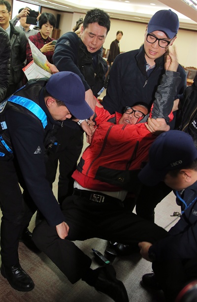 새누리당 서울 종로 김막걸리 예비후보가 6일 오전 서울 여의도 당사에서 공천배제에 항의하며 이한구 위원장 면담을 요청하다 경찰에 체포되고 있다. 