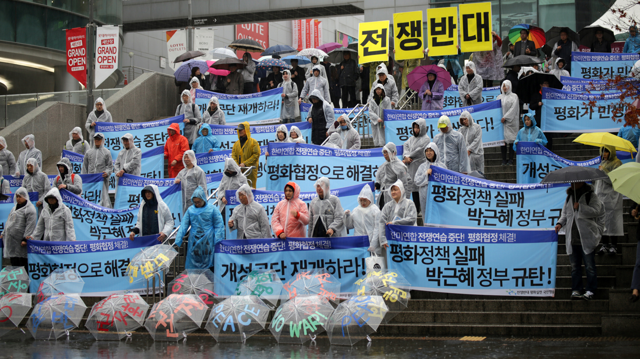 장대비가 쏟아지던 3월 5일 오후 서울역 광장에서 전쟁연습 중단을 촉구하는 시민평화행동이 진행되었다