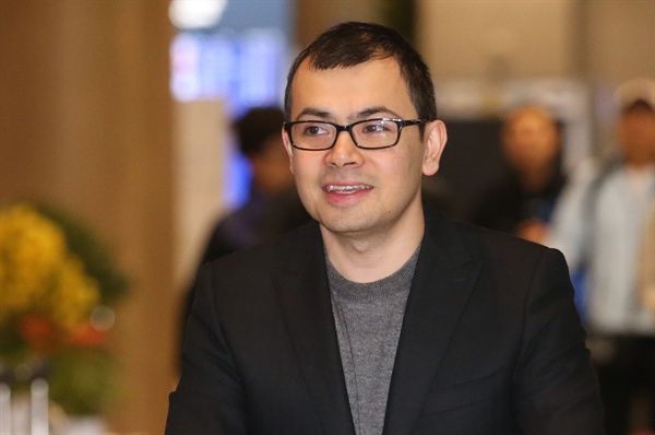 구글 딥마인드의 CEO 데미스 하사비스가 7일 오전 인천공항을 통해 입국하고 있다. 구글 딥마인드가 개발한 바둑프로그램 '알파고'는 오는 9일부터 서울에서 프로기사 이세돌 9단과 5판의 대국을 벌인다.