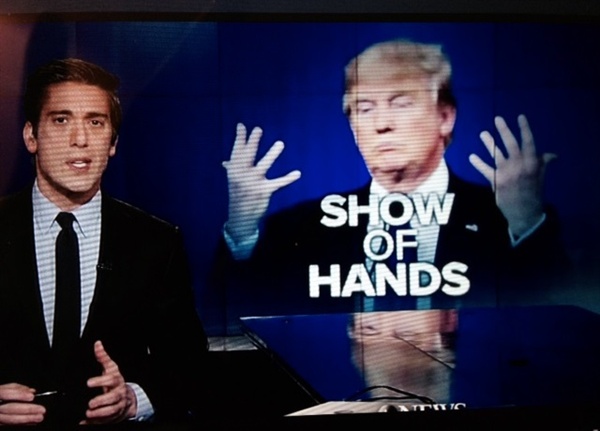 토론회에서 두 손을 들어보이는 트럼프 <미국ABC-TV화면 촬영>