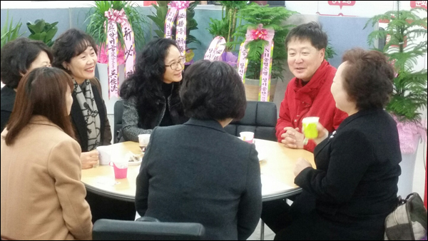 김원구 새누리당 대구 달서구청장 예비후보가 7일 지역아동센터 관계자들과 간담회를 갖고 있다.