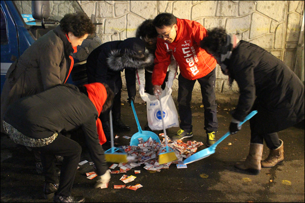  도영환 새누리당 달서구청장 예비후보가 월요시장이 들어선 성서지역에서 청소를 하고 있는 모습.