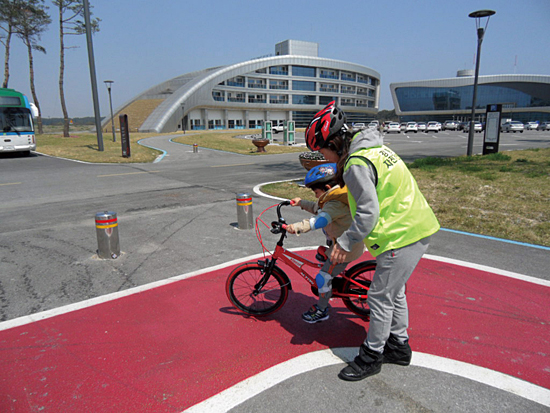e-zen 마당 한편에 마련된 자전거교육장에서 어린이가 자전거 안전교육을 받고 있다