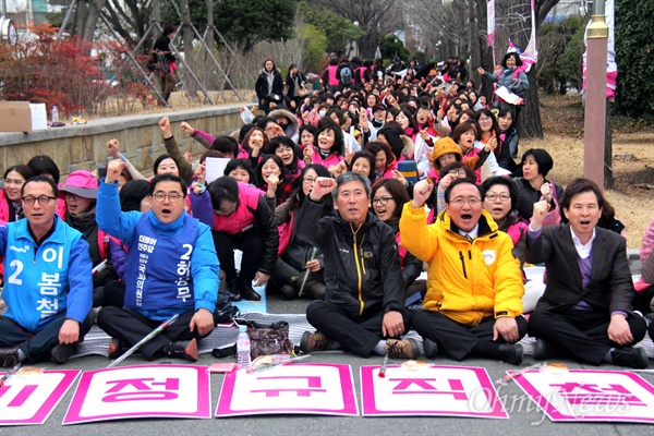  전국학교비정규직노동조합 경남지부는 8일 오후 경남도교육청 정문 앞에서 "밥값 지급, 임금투쟁 승리를 위한 2차 결의대회"를 열었다.